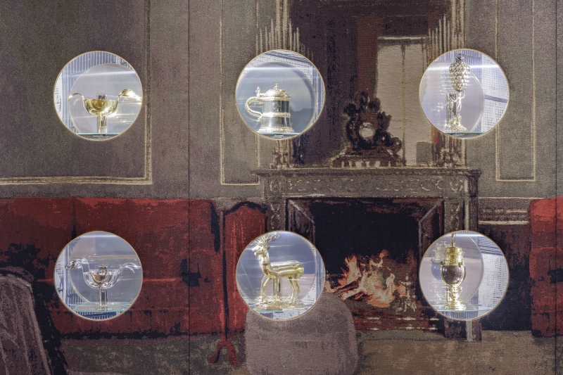 Auf dem Foto sehen wir die Vitrinenwand im Tea Room im Museum der Heidi Horten Collection in Wien.
Diese Vitrinenwand wurde von Markus Schinwald entworfen. Dahinter befinden sind kleine, kostbare Objekte aus der Sammlung von Heidi Horten.