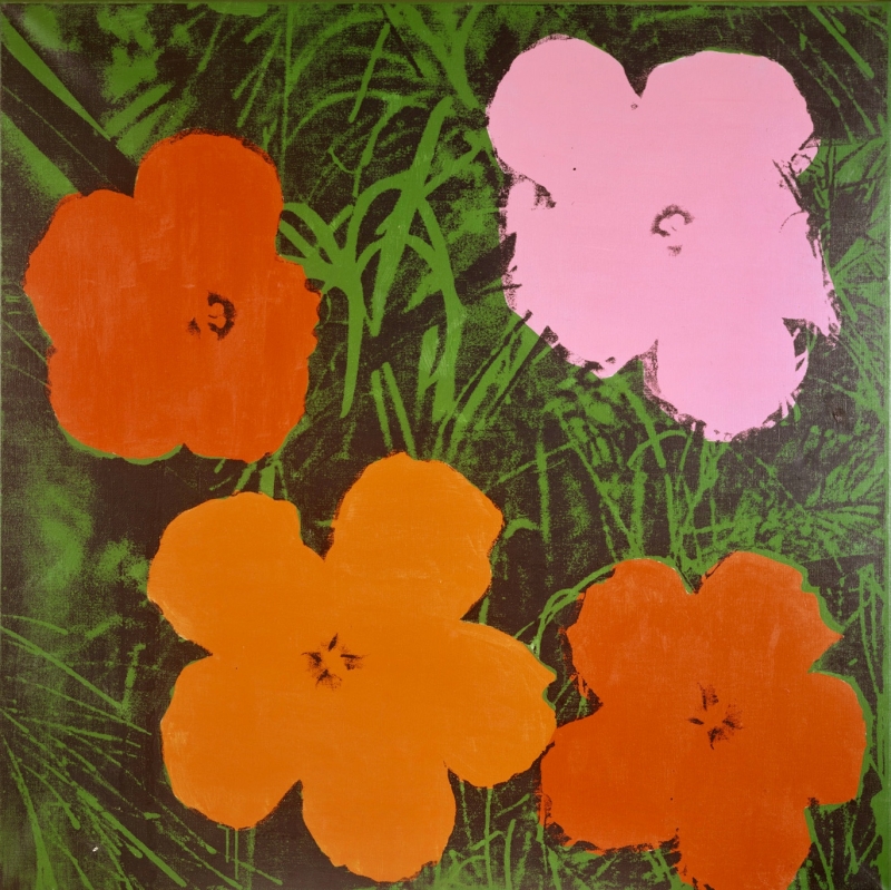 Auf dem Bild sieht man vier bunte Blumen auf grünem Hintergrund.
Eine Blume ist rosa, zwei sind orange, eine ist rot.
Der Hintergrund ist dunkelgrün mit Gras und Blättern.
Das Bild ist von Andy Warhol, einem berühmten Künstler der Pop Art.
Er hat dafür Synthetische Polymerfarbe und Siebdruck verwendet.
Das bedeutet: Er hat Farben aufgetragen und das Motiv mit einer Schablone gedruckt.