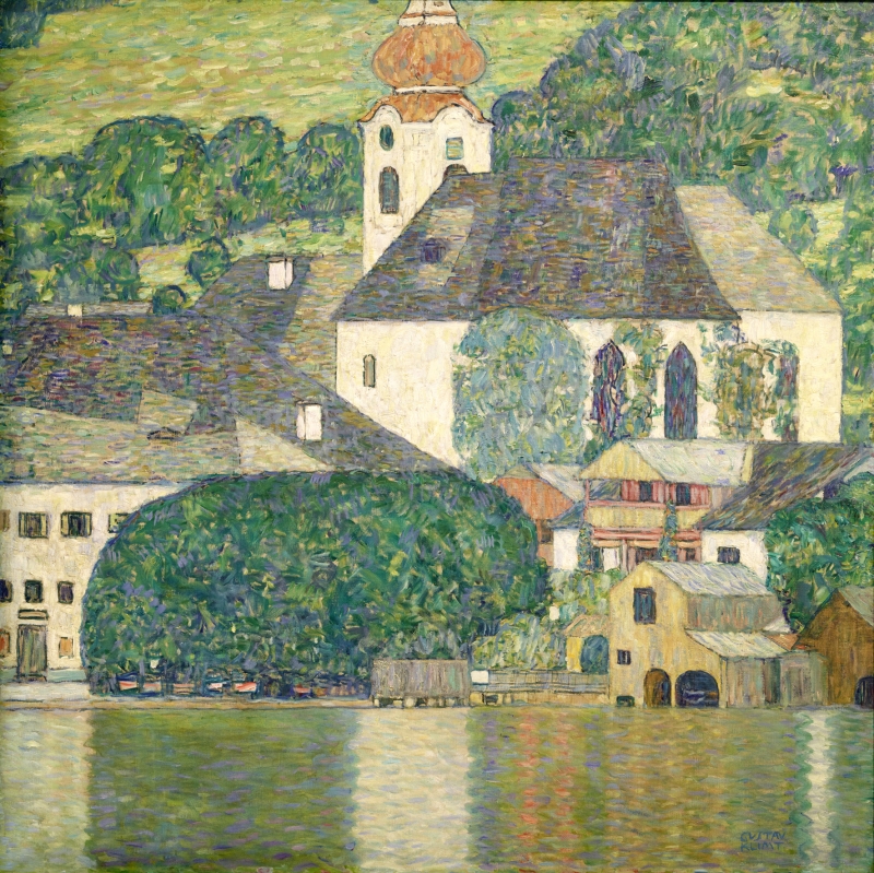 Auf dem Bild sieht man die Kirche in Unterach am Attersee.
Das Gemälde ist von Gustav Klimt.
Man sieht eine weiße Kirche und viele grüne Bäume drum herum.
Davor stehen kleine Häuser mit Dächern in verschiedenen Formen.
Unten im Bild ist das Wasser des Attersees, in dem sich die Gebäude leicht spiegeln.
Die Farben sind grün, gelb, braun und blau – alles wirkt ruhig, warm und sommerlich.
Klimt hat mit vielen kleinen, bunten Pinselstrichen gearbeitet.